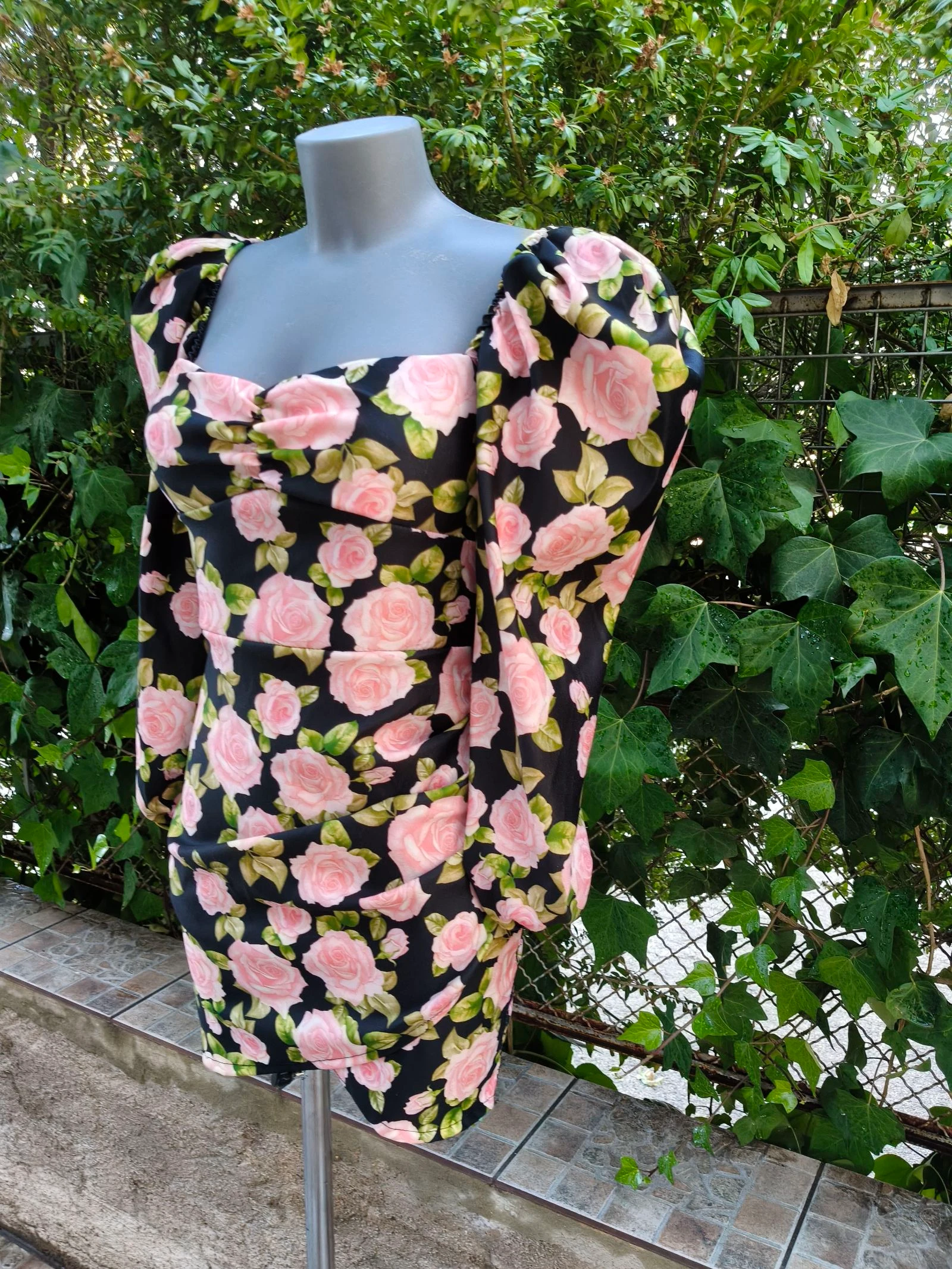 Robe courte fleurie avec manches bouffantes – photo 4